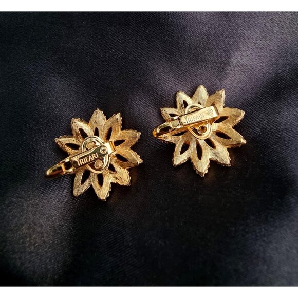 Vintage TRIFARI CROWN 1960s Signed Star Shape Gold Flower Faux Pearls Clip on Ea - Picture 7 of 8